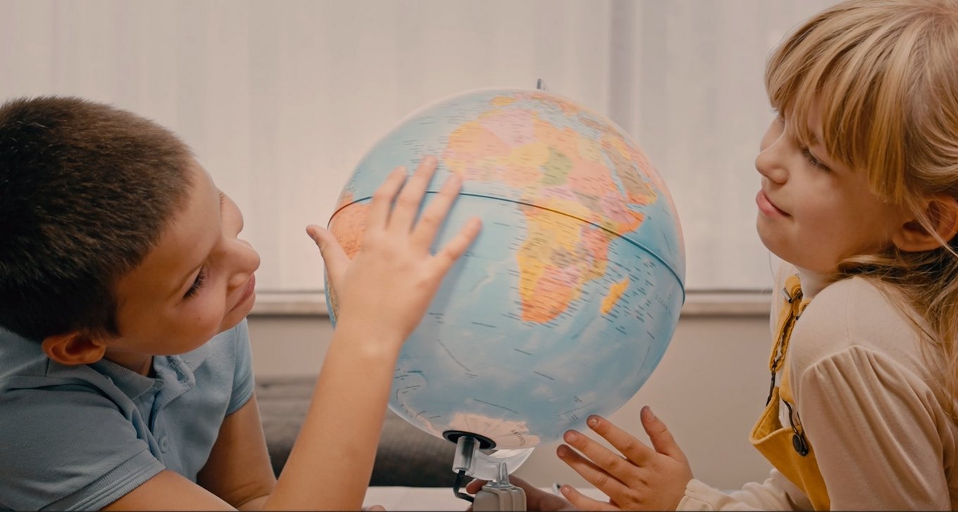 Dzieci uczące się z globusem Parlamondo