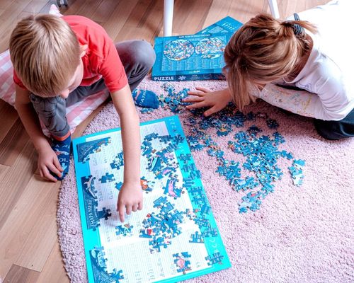 Dzieci układają puzzle geograficzne z rysunkiem gwiazdozbiorów