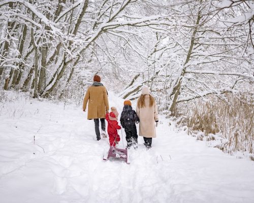 Dzieci na spacerze z rodzicami zimą